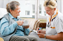 Pflegeberatung - Pflegekraft berät alte Dame