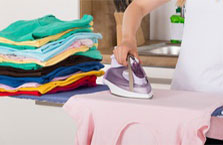 Hauswirtschaftliche Versorgung - Betreuerin bügelt Wäsche