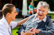 Mehrstundenpflege - Pflegerin unterhält sich mit alter Dame